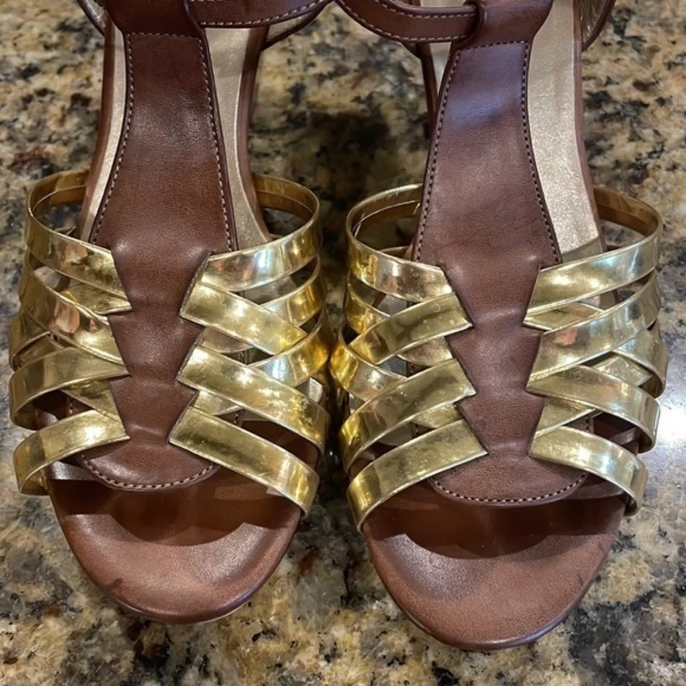 BANDOLINO  PLATFORM SANDLES Gold Brown‎ Wood Wedges Size 8 1/2